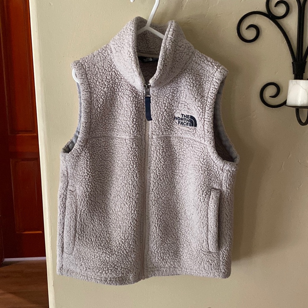 Boys/girls the north face sherpa vest size small 7/8